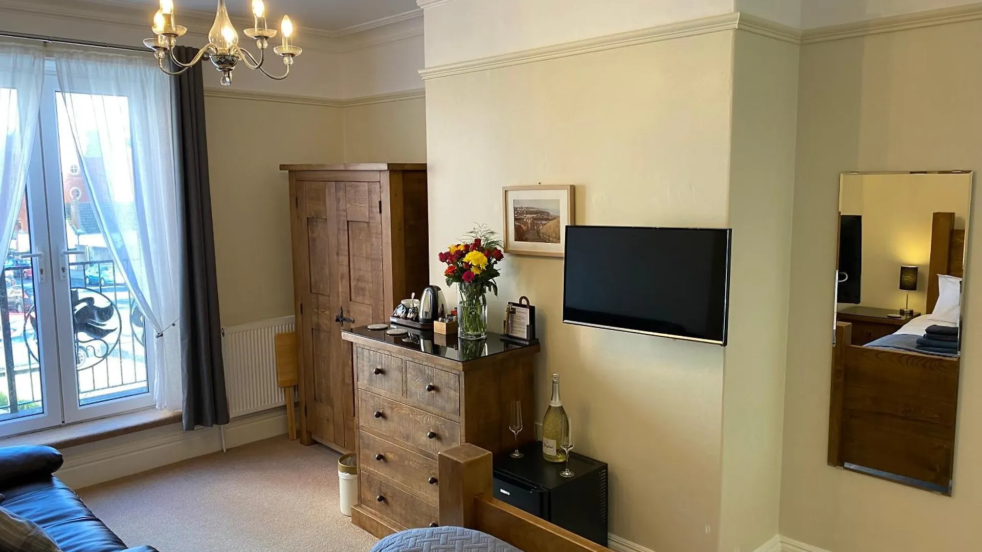 The Whalebone Arch Hotel Whitby Guest house